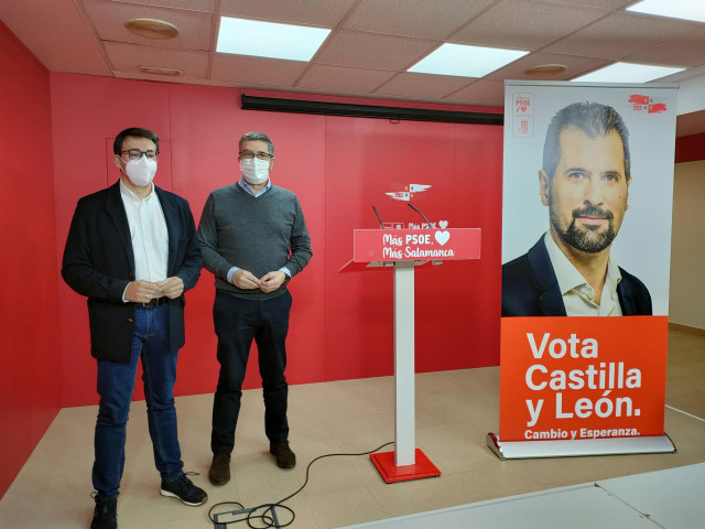 El exlehendakari Patxi López (d) junto al cabeza de lista del PSOE por Salamanca, Fernando Pablos, en la sede del Partido Socialista.