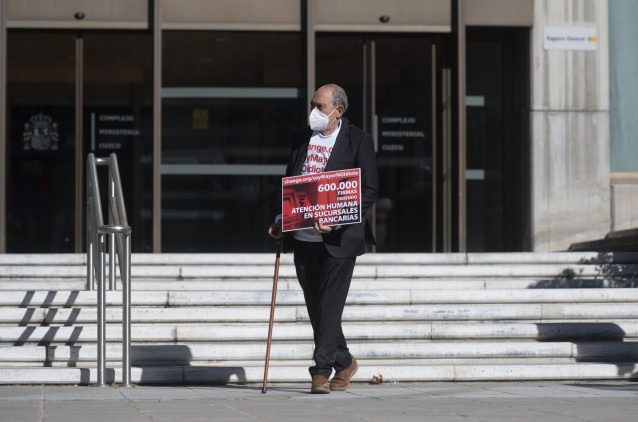 Carlos San Juan, el hombre de 78 años que ha recogido más de 600.000 apoyos con su campaña 'Soy Mayor, No Idiota', sale del Ministerio de Economía tras registrar su recogida de firmas, en el Ministerio de Economía, a 8 de febrero de 2022, en Madrid (Españ