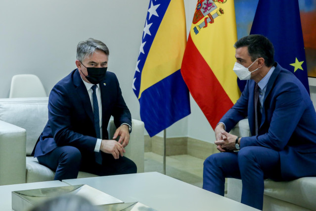 El presidente de Bosnia y Herzegovina, Željko Komšic (i) y el presidente del Gobierno, Pedro Sánchez (d), durante su reunión en el Palacio de la Moncloa, a 9 de febrero de 2022, en Madrid (España).