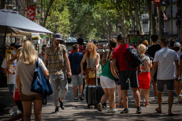 Archivo - Varias personas caminan por Las Ramblas