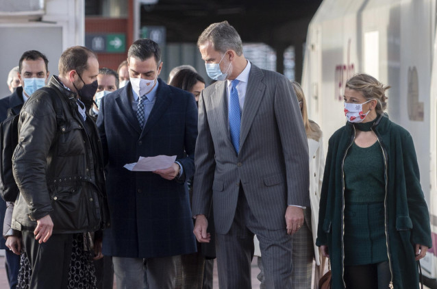 Archivo - El presidente del Gobierno, Pedro Sánchez; el Rey Felipe VI; y la vicepresidenta segunda y ministra de Trabajo y Economía Social, Yolanda Díaz, a su llegada a Madrid en la inauguración oficial de la línea de AVE que conectará la capital con Gali