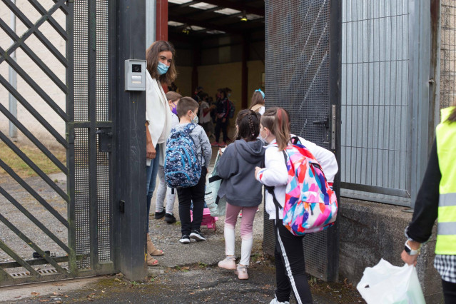 Archivo - Varios niños y niñas entran al CEIP Manuel Mallo de Nadela, durante el primer día del curso escolar 2021-2022 en Educación Infantil y Primaria, a 9 de septiembre de 2021, en Nadela, Lugo, Galicia (España). Este colegio es el único en entorno rur