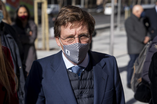 El alcalde de Madrid, José Luis Martínez-Almeida, durante una visita al eje Joaquín Costa-Francisco Silvela, cuyas obras de reurbanización acaban de finalizar, en la Glorieta de López de Hoyos, a 8 de febrero de 2022, en Madrid (España). Después de dos añ