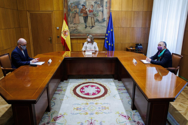 (I-D) El secretario general del sindicato CCOO, Unai Sordo; la vicepresidenta segunda del Gobierno y ministra de Trabajo, Yolanda Díaz y el secretario general de UGT, Pepe Álvarez, durante su reunión en el Ministerio, a 9 de febrero de 2022, en Madrid.