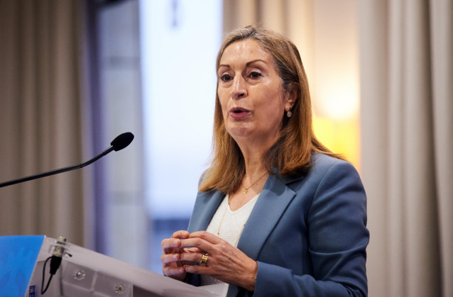 La vicepresidenta segunda del Congreso y vicesecretaria de Política Social del PP, Ana Pastor, interviene en el Foro Económico organizado por ‘El Diario Montañés’, en el Hotel Bahía, a 28 de enero de 2022, en Santander, Cantabria (España).