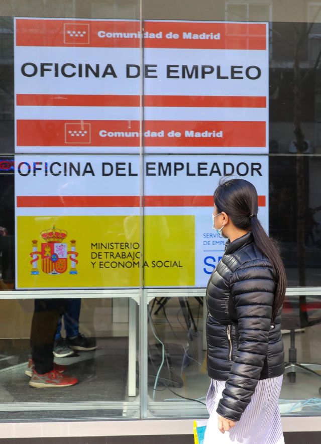 Una mujer pasa por delante de una Oficina de Empleo, a 2 de febrero de 2022, en Madrid (España).