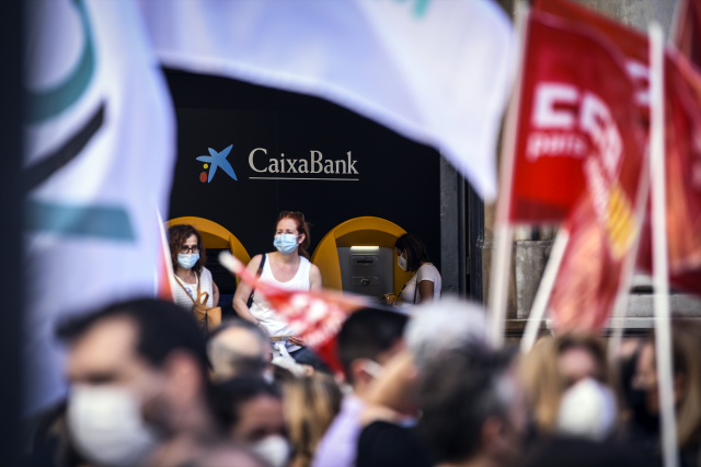Archivo - Un grupo de empleados de CaixaBank protesta contra la entidad financiera por el ERE el 22 de junio de 2021, en Valencia, Comunidad Valenciana, (España).
