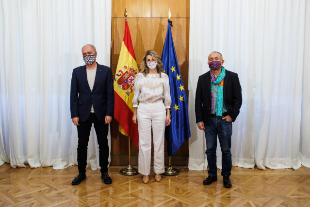 El secretario general del sindicato CCOO, Unai Sordo; la vicepresidenta segunda del Gobierno y ministra de Trabajo y, Yolanda Díaz y el secretario general de UGT, Pepe Álvarez, tras su reunión en la sede del Ministerio este miércoles.