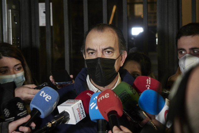 El diputado de la formación regionalista Carlos García Adanero ofrece declaraciones a los medios de comunicación a su salida a la sede de UPN, a 7 de febrero de 2022, en Pamplona, Navarra (España). El Comité de Garantías y Disciplina de UPN se reúne con l