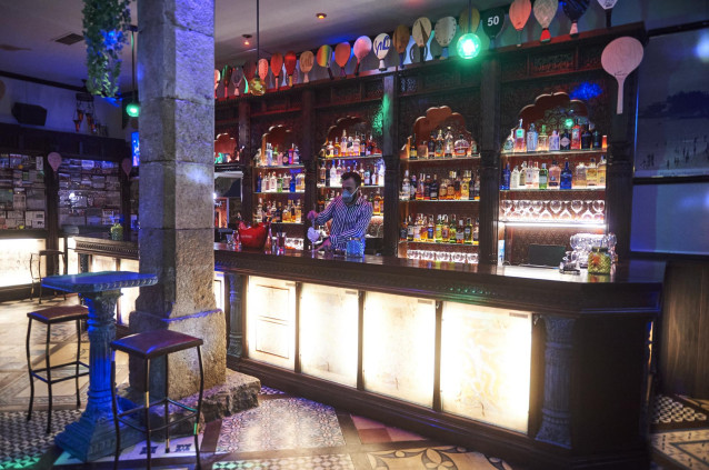 Archivo - Un trabajador prepara una copa en la barra de un bar vacía, a 30 de diciembre de 2021, en Santander, Cantabria, (España). El Tribunal Superior de Justicia de Cantabria ha desestimado el recurso de los hosteleros de la región contra el último sem