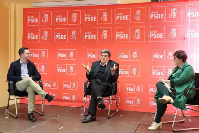 El ministro de Inclusión, Seguridad Social y Migraciones, José Luis Escrivá, participa en un acto en el Centro de Mayores de Trobajo del Camino junto al secretario general del PSOE de León, Javier Alfonso Cendón, y la alcaldesa de San Andrés del Rabanedo.