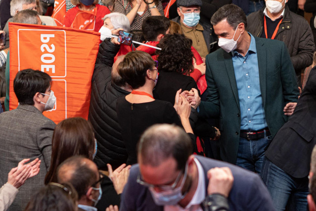 El presidente del Gobierno, Pedro Sánchez, saluda a una simpatizante en un acto público de la campaña electoral de Castilla y León, en el Palacio de la Audiencia, a 9 de febrero de 2022, en Soria, Castilla y León (España).