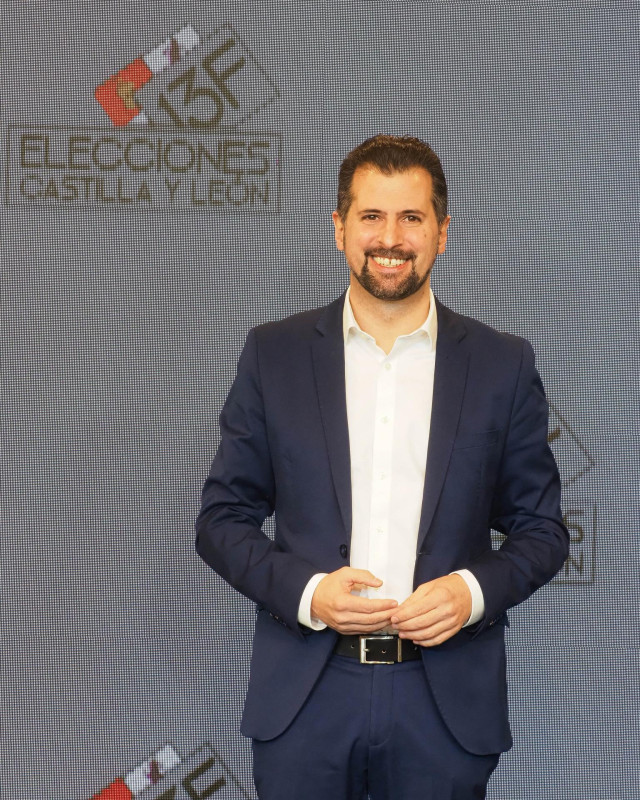 El candidato del PSOE a la Presidencia de Castilla y León, Luis Tudanca, a su llegada al ‘Debate decisivo’, en CyL TV,