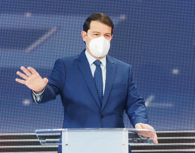 El candidato del PP a la presidencia de Castilla y León, Alfonso Fernández Mañueco, a su llegada al ‘Debate decisivo’, en CyL TV, a 9 de febrero de 2022, en Valladolid, Castilla y León (España).