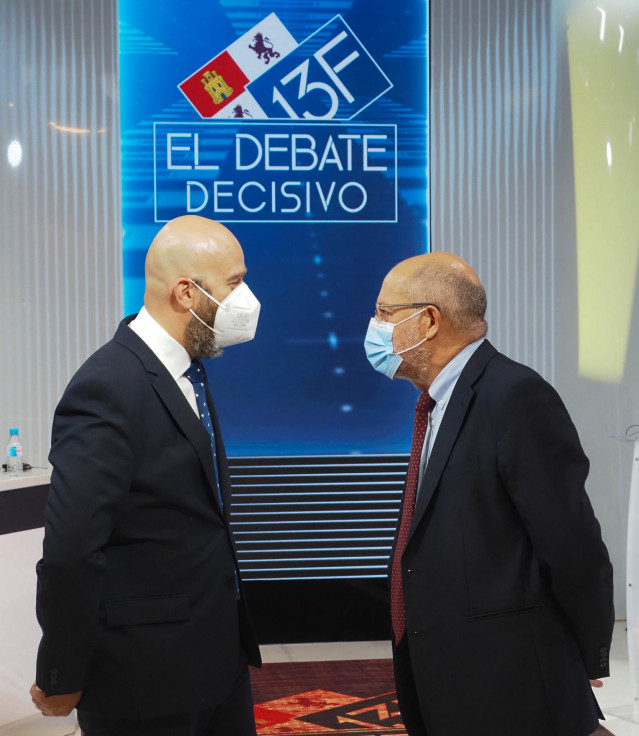 El director general de Radio Televisión de Castilla y León, Jorge Losada (i), y el candidato de Ciudadanos a la Presidencia de la Junta, Francisco Igea (d), conversan a su llegada al ‘Debate decisivo’, en CyLTV.