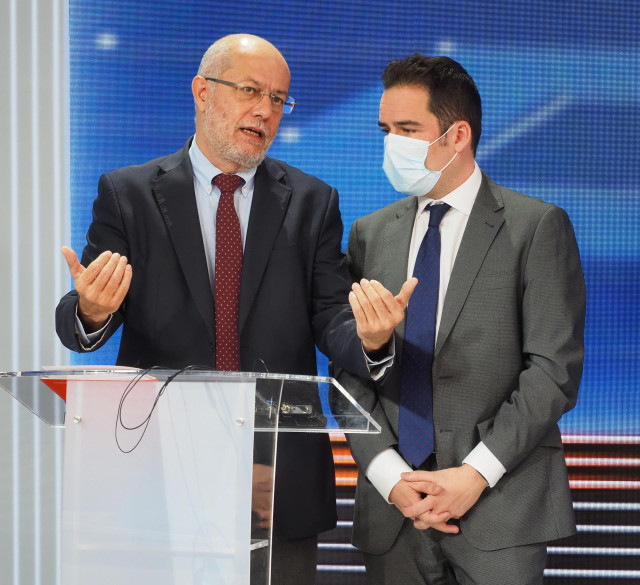 El candidato de Ciudadanos a la Presidencia de la Junta, Francisco Igea (i), en el ‘Debate decisivo’, en CyL TV.