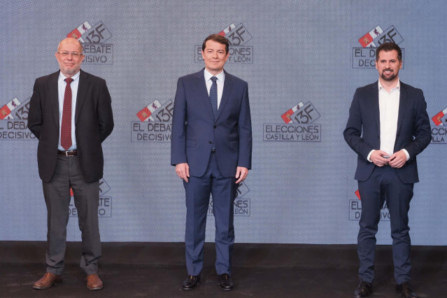 (I-D) El candidato de Ciudadanos a la Presidencia de la Junta, Francisco Igea; el candidato del PP, Alfonso Fernández Mañueco, y el candidato del PSOE, Luis Tudanca, en el ‘Debate decisivo’, en CyL TV,