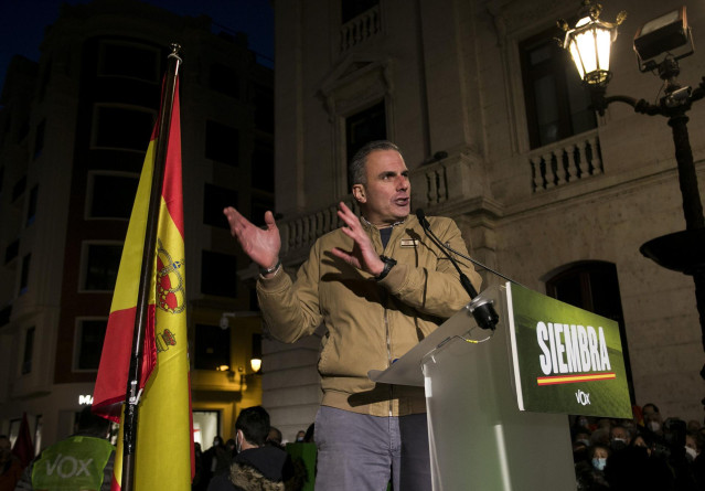 El secretario general de VOX, Javier Ortega Smith, interviene en un acto de inicio de campaña en la estatua del Cid, a 28 de enero de 2021, en Burgos, Castilla y León (España). Las elecciones en Castilla y León se celebrarán el próximo 13 de febrero.