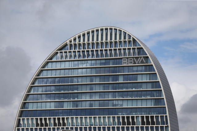 Archivo - Edificio de la sede de BBVA en Madrid, conocido como ‘La Vela'