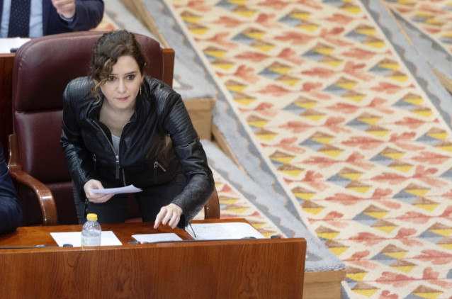 La presidenta de la Comunidad de Madrid, Isabel Díaz Ayuso, interviene en un pleno de la Asamblea de Madrid, a 10 de febrero de 2022, en Madrid (España). Durante el pleno han abordado de nuevo la gestión por parte de la consejera de Familia, Juventud y Po