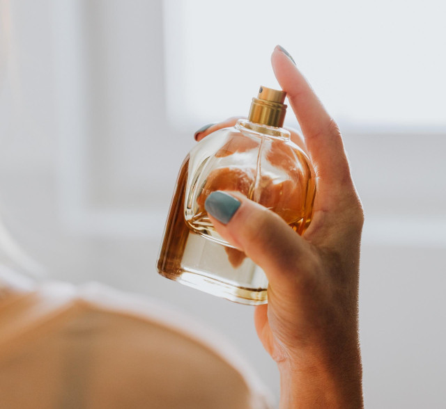 Mujer con perfume