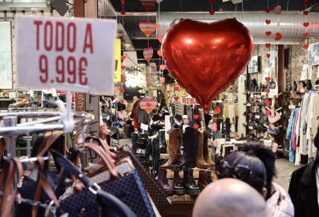 Decoración de San Valentín en una tienda de ropa, a 7 de febrero de 2022, en Madrid (España). Con motivo de esta festividad la Concejalía de Comercio ha presentado la nueva campaña del Día de los Enamorados que fomenta la compra en el comercio de proximid