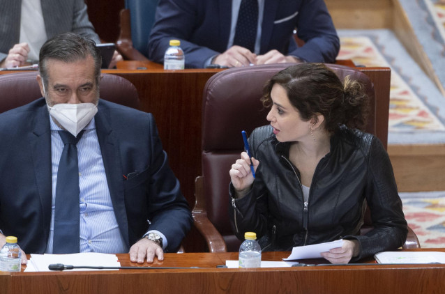 La presidenta de la Comunidad de Madrid, Isabel Díaz Ayuso; y el consejero de Presidencia, Justicia e Interior de la Comunidad de Madrid, Enrique López, en un pleno de la Asamblea de Madrid, a 10 de febrero de 2022, en Madrid (España). Durante el pleno ha