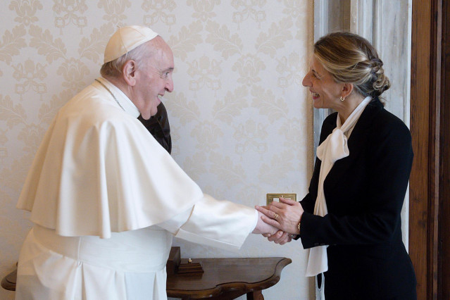 Archivo - EP- Selección fotos 2021: La vicepresidenta segunda del Gobierno y Ministra de Trabajo y Economía Social, Yolanda Díaz (d) y el papa Francisco (i), durante un encuentro en la Biblioteca Apostólica del Vaticano, a 11 de diciembre de 2021, en Roma