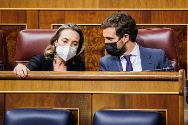 La portavoz parlamentaria del PP, Cuca Gamarra y el presidente del PP, Pablo Casado, conversan en una sesión plenaria, en el Congreso de los Diputados,
