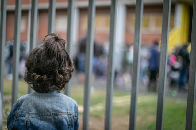 Archivo - Un niño en las puertas del CEIP Umandi en Vitoria-Gasteiz, País Vasco