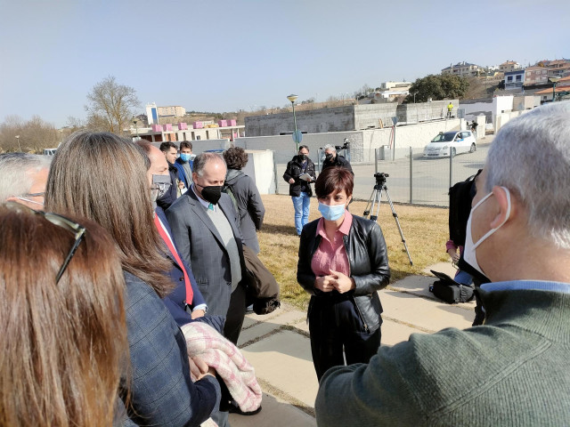 Isabel Rodríguez atiende a los medios de Salamanca.