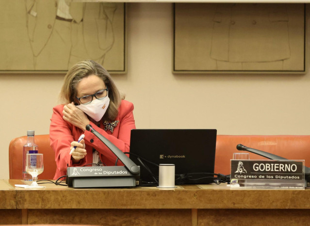 La vicepresidenta primera del Gobierno y ministra de Asuntos Económicos y Transformación Digital, Nadia Calviño, a su llegada a una comparecencia en la Comisión Mixta para la Unión Europea, en el Congreso