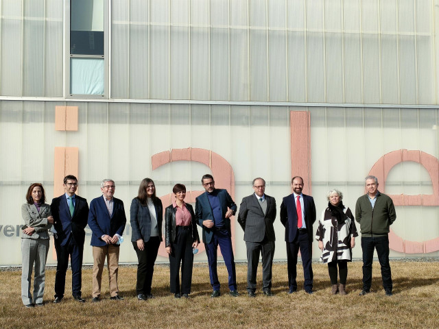 Isabel Rodríguez (centro) en su visita al CIALE de Salamanca.