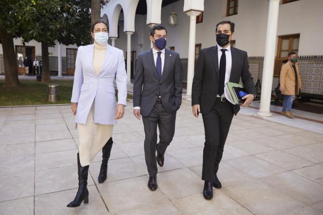 La secretaria del Partido Popular Andaluz, Loles López (i), el presidente de la Junta, Juanma Moreno, (2d) y el portavoz del grupo parlamentario Popular, José Antonio Nieto, (d) durante la Sesión Plenaria Ordinaria en el Parlamento de Andalucía, a 9 de fe