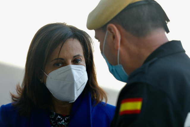 La ministra de Defensa, Margarita Robles, y el teniente general jefe de la UME, Luis Martínez Meijide