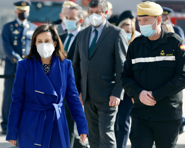 La ministra de Defensa, Margarita Robles, y el teniente general jefe de la UME, Luis Martínez Meijide, en el acto de reconocimiento a la Unidad Militar de Emergencias (UME)