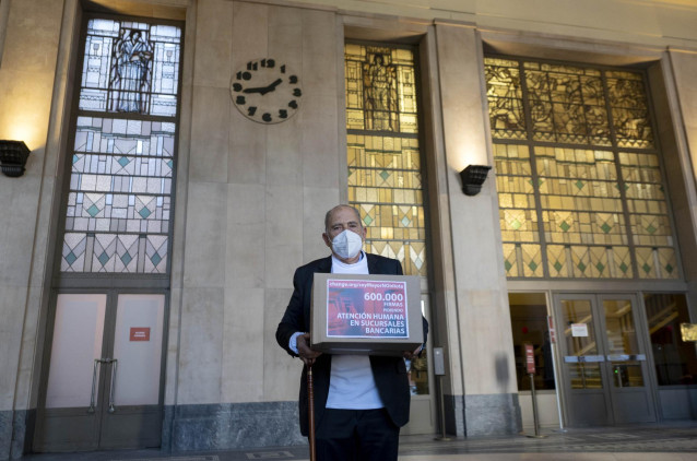 Carlos San Juan, el hombre de 78 años que ha recogido más de 600.000 apoyos con su campaña 'Soy Mayor, No Idiota', a su llegada al Banco de España para registrar sus firmas, tras haberlo hecho ya en el Ministerio de Economía, en el Banco de España, a 8 de