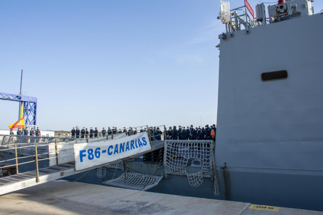 Fragata Canarias en la Base Naval de Rota antes de partir al Índico.