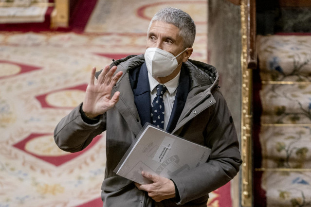 Archivo - El ministro del Interior, Fernando Grande-Marlaska, después de intervenir en una sesión plenaria, en el Congreso