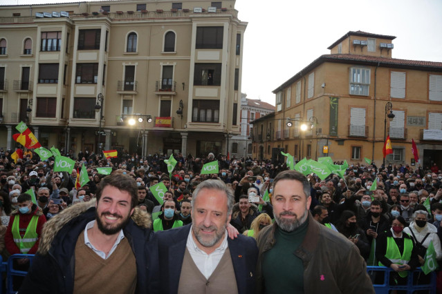 (I-D) El candidato a la Presidencia de la Junta de Castilla y León, Juan García-Gallardo; el candidato a Cortes de CyL por Vox, Carlos Pollán, y el presidente de Vox, Santiago Abascal, posan en uno de los últimos mítines de campaña electoral del partido.