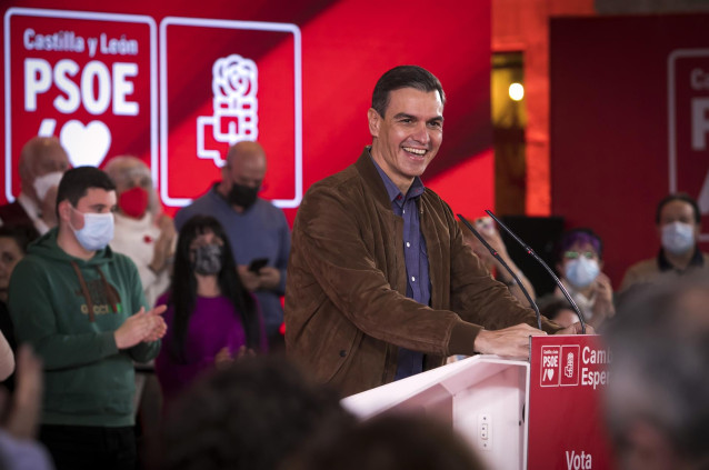 El presidente del Gobierno, Pedro Sánchez, participa en un acto de campaña del PSOE, en el Patio del Monasterio de San Juan, a 10 de febrero de 2022, en Burgos, Castilla y León (España).