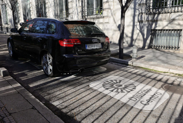 Archivo - Un vehículo circula dos días después de la entrada en vigor de la Zona de Bajas Emisiones (ZBE), a 3 de enero de 2022, en Madrid, (España). Este 1 de enero ha comenzado en Madrid la ZBE, un espacio en el que tienen prohibida su circulación los v