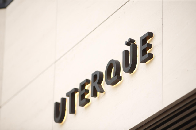 Archivo - Letrero de la tienda UTERQÜE, en la puerta de entrada del local.