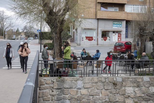 Archivo - Varias personas en la terraza del bar de un pueblo