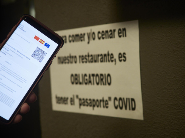 Archivo - Una persona muestra su certificado de vacunación contra el Covid-19.