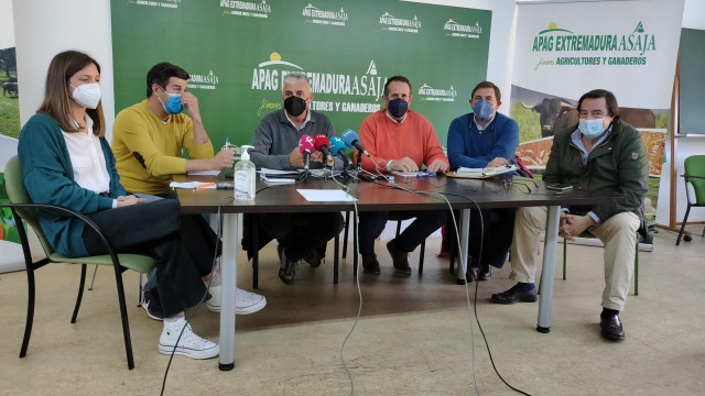 Representantes de las organizaciones agrarias de la Plataforma en defensa de nuestro campo en rueda de prensa.