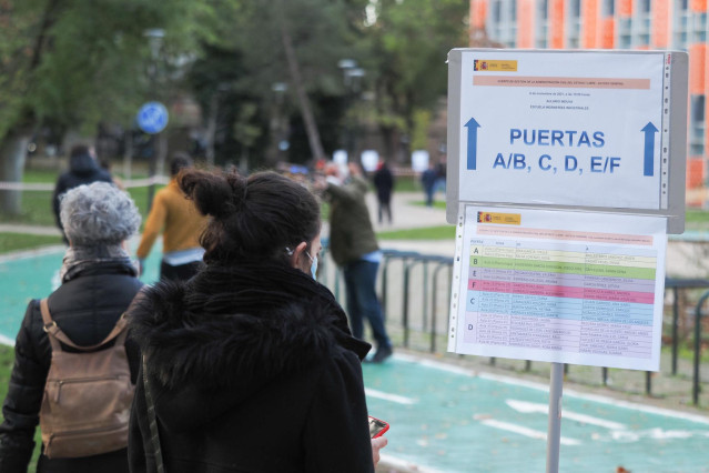 Archivo - Varias personas acuden a exámenes de acceso para puestos de la Administración General del Estado (AGE), en una imagen de archivo.
