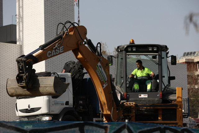 Un hombre con una máquina excavadora trabajando en una obra
