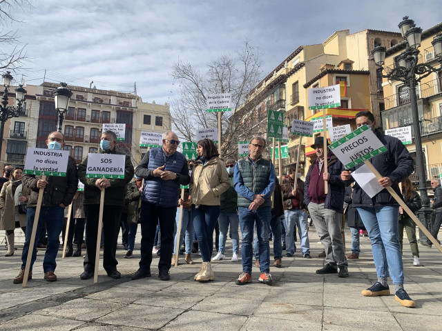 Protesta de ganaderos de Toledo por el bajo precio de la leche de vacuno.