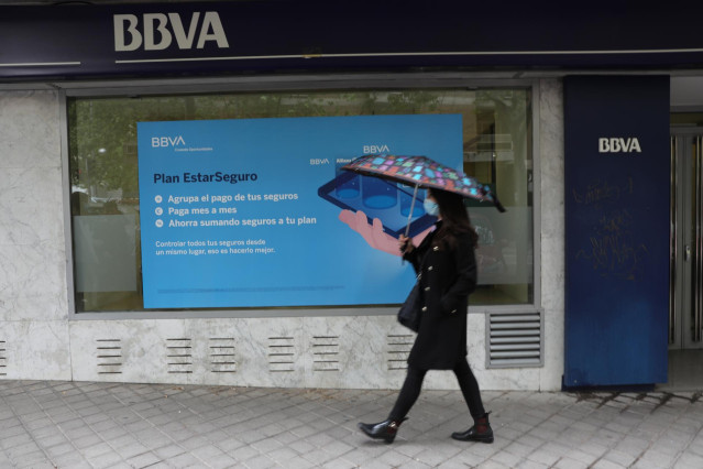 Archivo - Una persona pasa por delante de la puerta de una Oficina de BBVA en Madrid’, a 22 de abril de 2021, en Madrid (España).